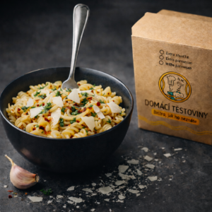 Čerstvé těstoviny aglio olio e peperoncino s parmazánem