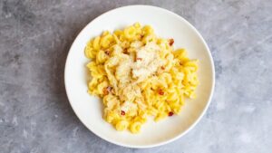 Čerstvé těstoviny aglio olio e peperoncino s parmazánem