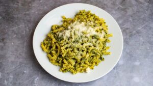 Čerstvé těstoviny s domácím bazalkovým pestem, piniovými oříšky a parmazánem