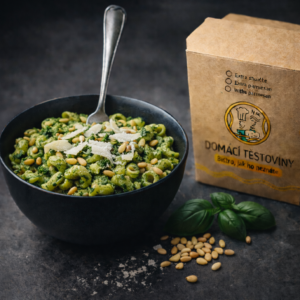 Čerstvé těstoviny s domácím bazalkovým pestem, piniovými oříšky a parmazánem