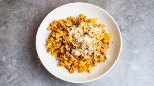 Čerstvé těstoviny s boloňským ragú na červeném víně s tymiánem a parmazánem