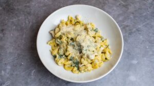 Čerstvé těstoviny s kuřecím masem ve smetanové omáčce se špenátem, špetkou bílého pepře a parmazánem