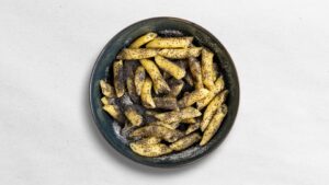 Čerstvé těstoviny s mákem a cukrem přelité popuštěným máslem