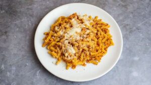 Čerstvé těstoviny s domácím pestem ze sušených rajčat s kapary a parmazánem