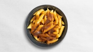 Čerstvé těstoviny s cukrovou skořicí přelité popuštěným máslem