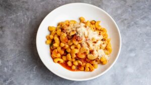 Čerstvé těstoviny s tomatovou omáčkou, čerstvou bazalkou a parmazánem