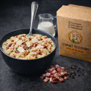 Čerstvé těstoviny s restovanou pancettou ve smetanové omáčce a parmazánem