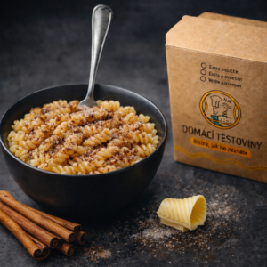 Čerstvé těstoviny s cukrovou skořicí přelité popuštěným máslem