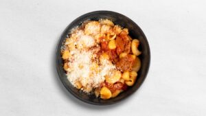 Čerstvé těstoviny Amatriciana z loupaných rajčat, pancetty, bílého vína, česneku a čerstvého chilli s parmazánem